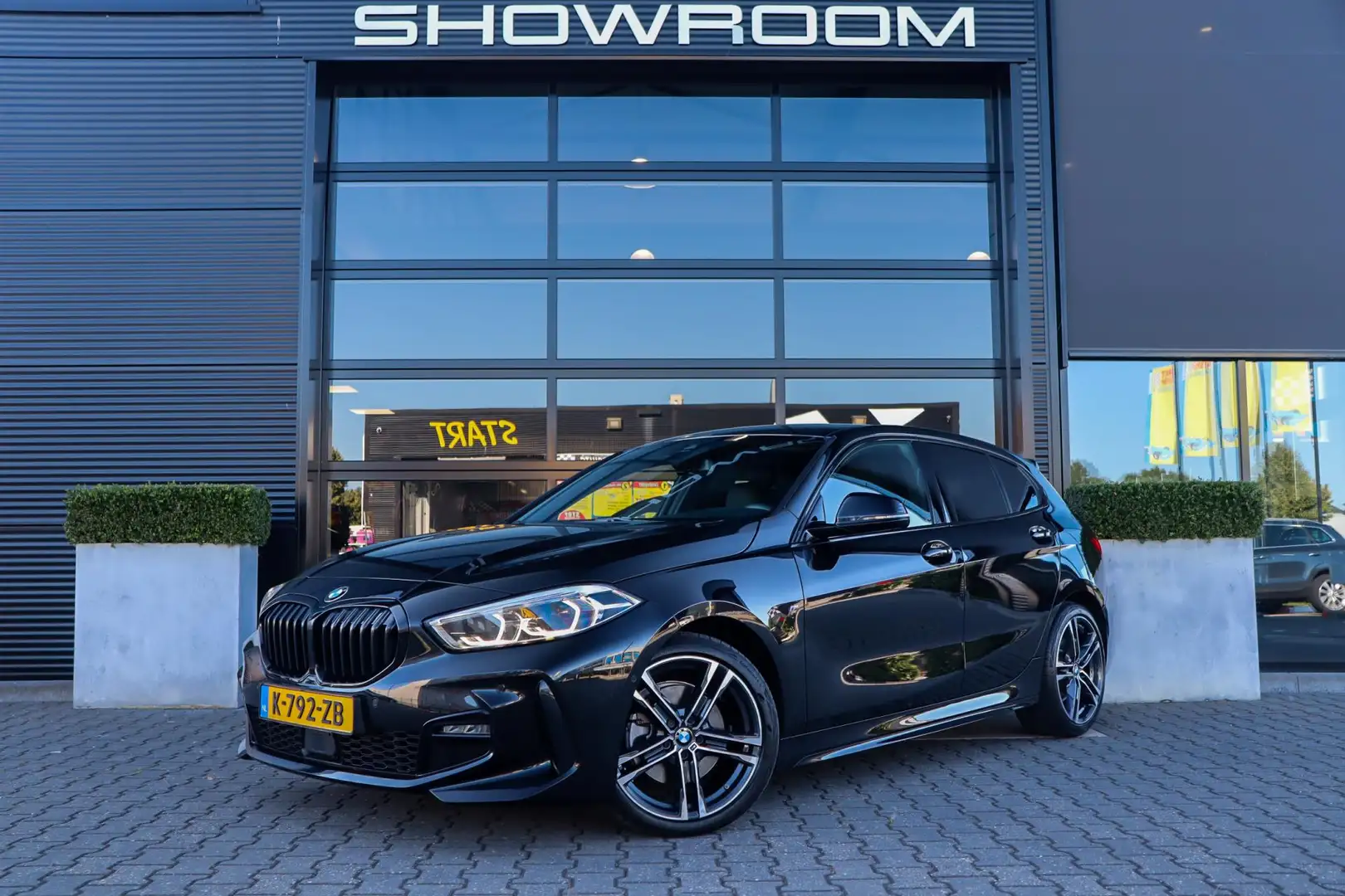 BMW 118 1-serie 118i M Sport, 136 PK, Camera, ACC, BTW, NL Zwart - 2