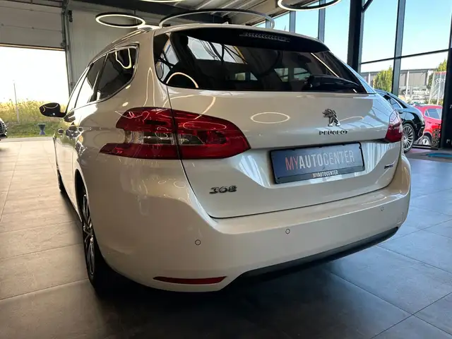 Peugeot 308 view 5