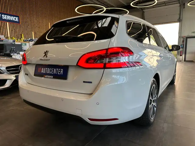 Peugeot 308 view 2