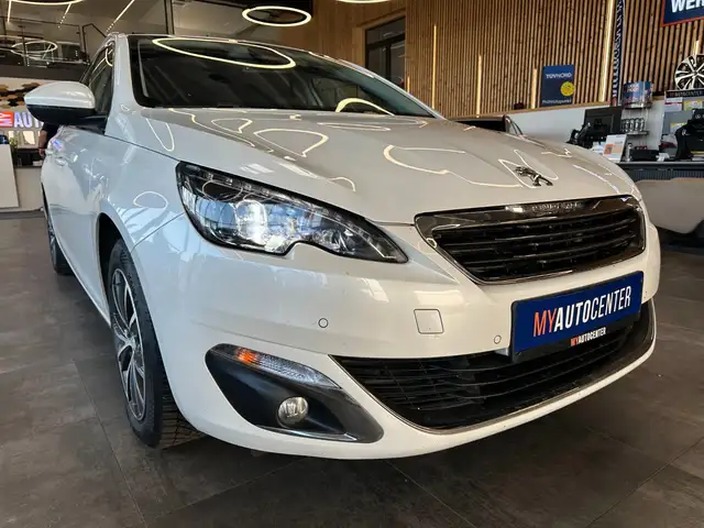Peugeot 308 view 3