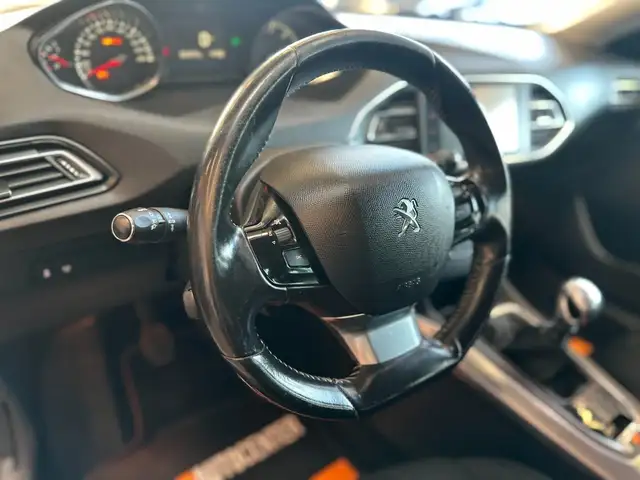Peugeot 308 view 11