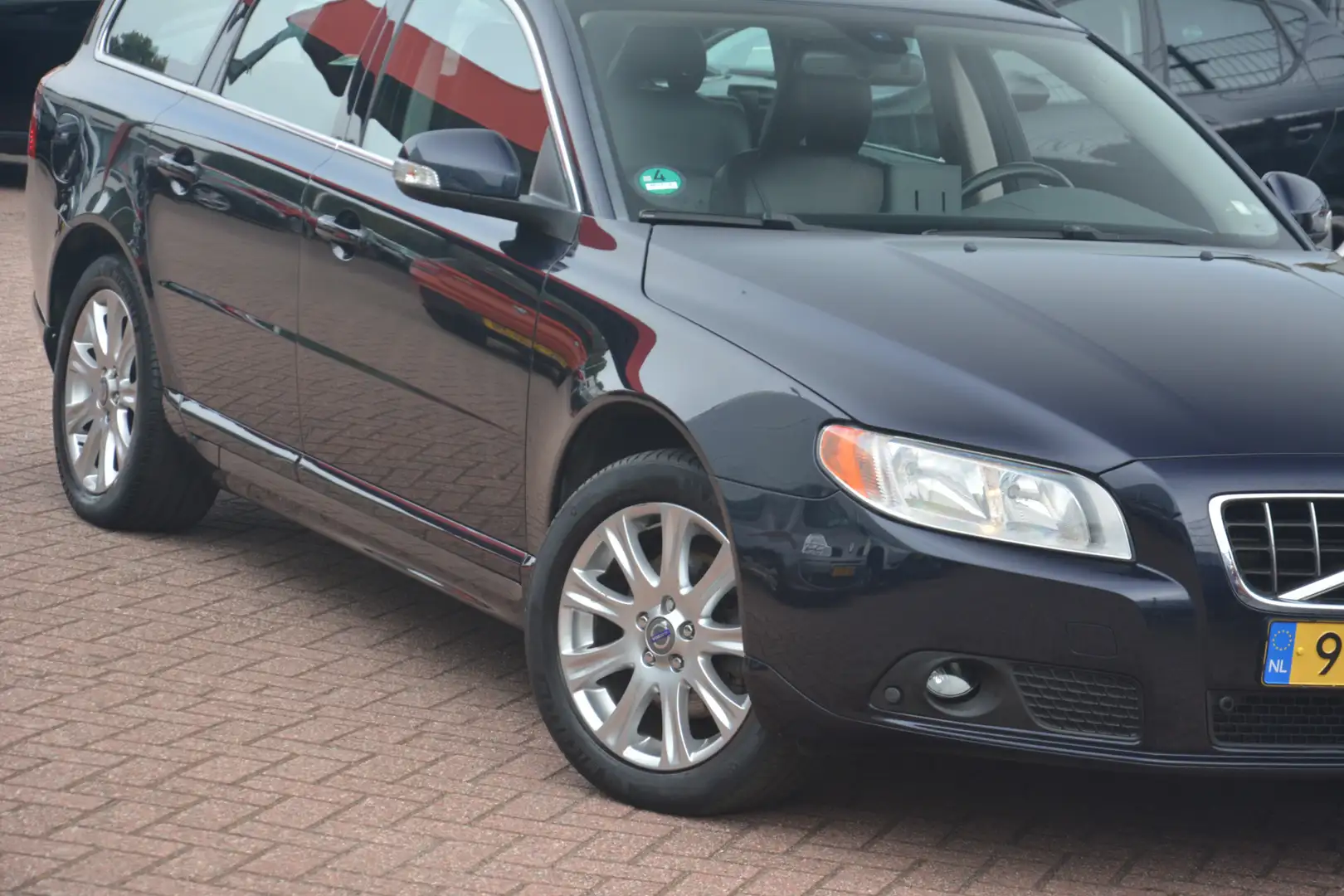 Volvo V70 2.4D Momentum | Navigatie | Cruise-control | Stoel Blauw - 2