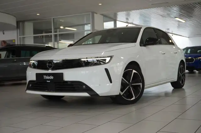 Opel Astra view 4
