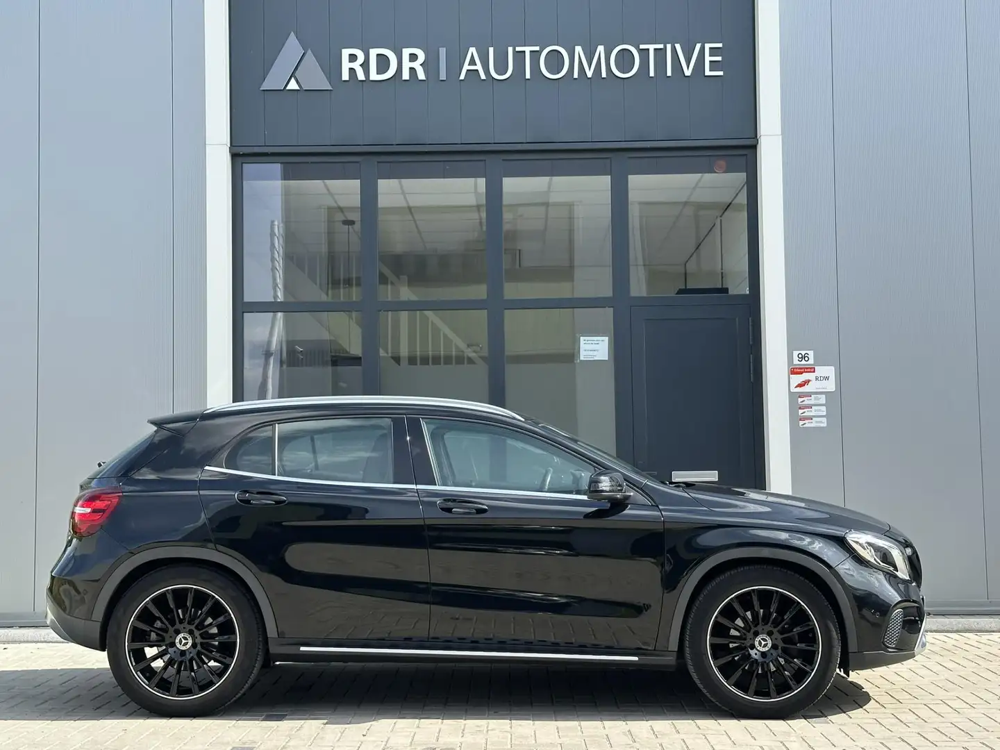 Mercedes-Benz GLA 180 Premium Plus Zwart - 2