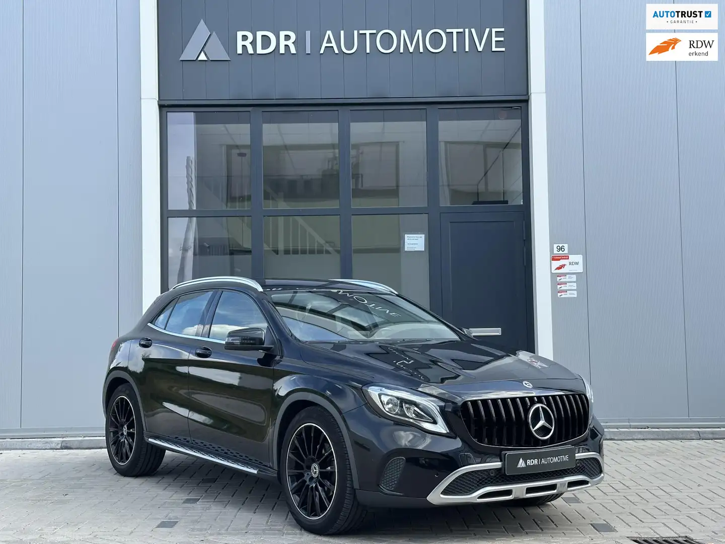 Mercedes-Benz GLA 180 Premium Plus Zwart - 1