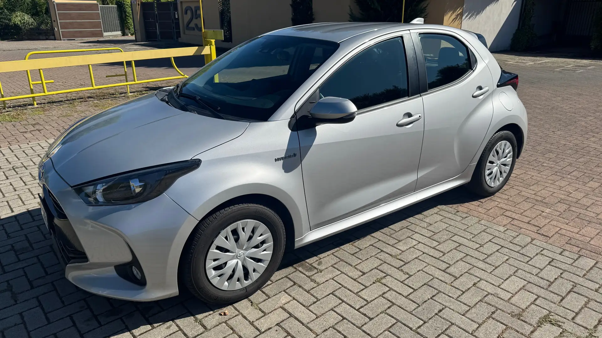 Toyota Yaris 1.5 h Hybrid COME NUOVA BUSINESS IBRIDA Plateado - 1