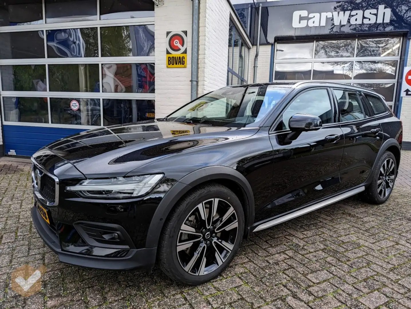 Volvo V60 Cross Country 2.0 B5 Hybride Cross Country AWD Pro Automaat NL-A Noir - 2