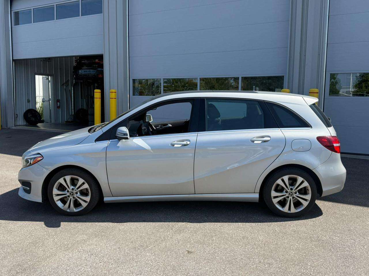 2018 Mercedes-Benz B-Class B 250 - AWD|NAV|2XWHEELS|CAMERA|SUNROOF|CARPLAY — снимка 1