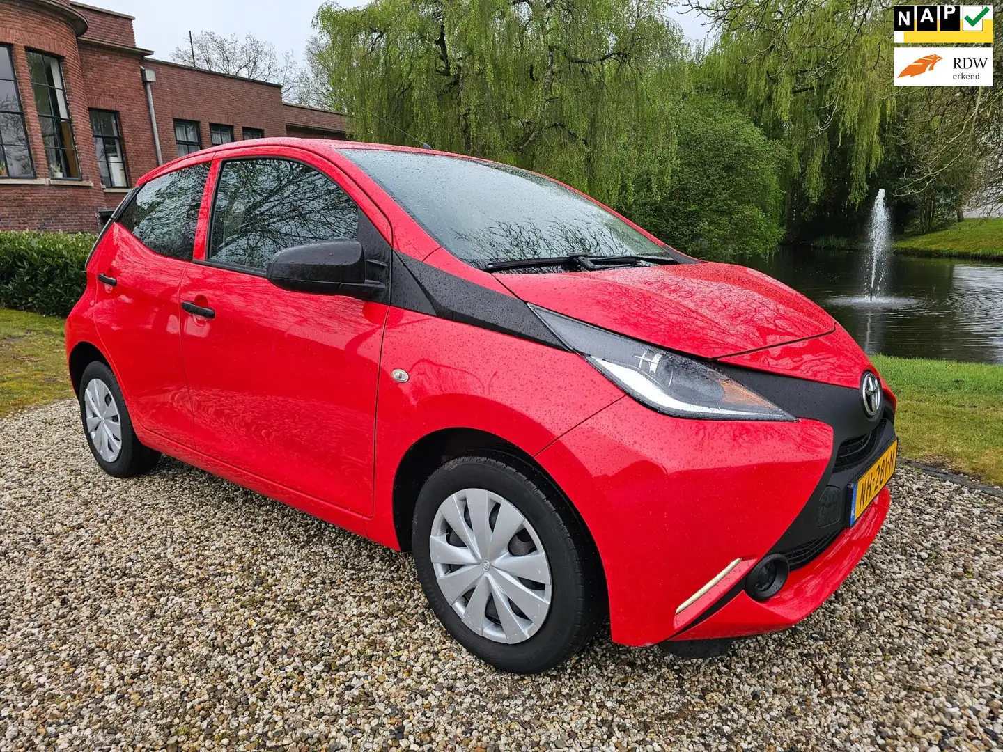 Toyota Aygo 1.0 VVT-i x-now 5-deurs AIRCO/cruise Rouge - 1