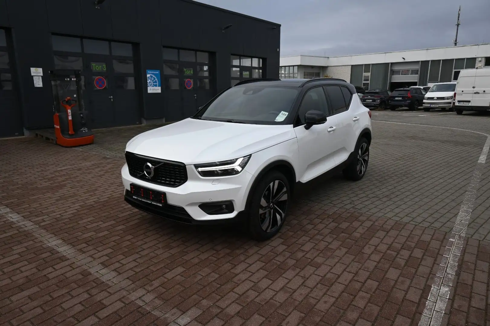 Volvo XC40 T3 R Design *PANO*RFK*H&K*Leder* Weiß - 2