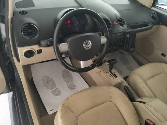 Volkswagen New Beetle view 7