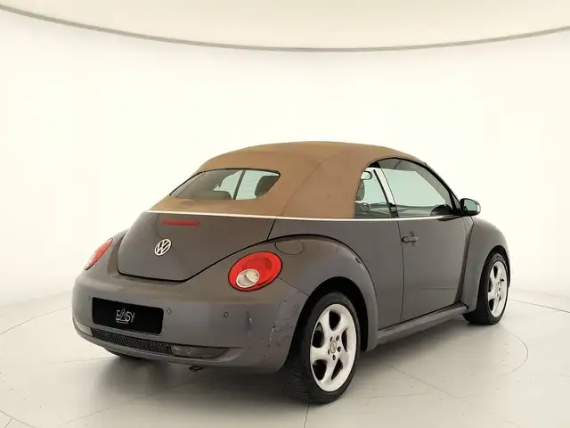 Volkswagen New Beetle view 4
