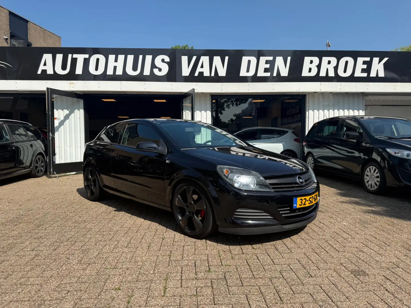 Opel Astra GTC 1.4 Edition Airco Cruise Ctr Lmv Elek Pakket A Negru - 1