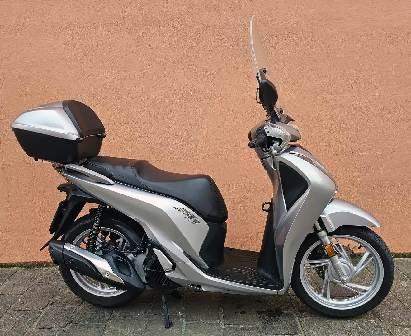 Honda SH 150i ABS SmartKey Start&Stop Stříbrná - 1
