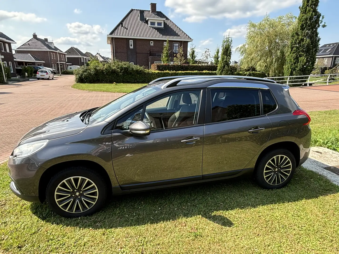 Peugeot 2008 PureTech 82 Access Grijs - 2