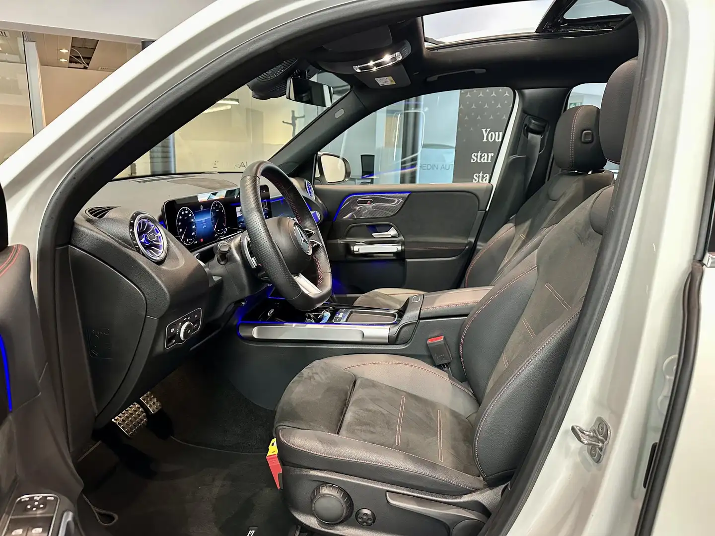 Mercedes-Benz GLB 180 AMG Line | Panoramisch Dak | Verwarmde Zetels | Sm Wit - 2