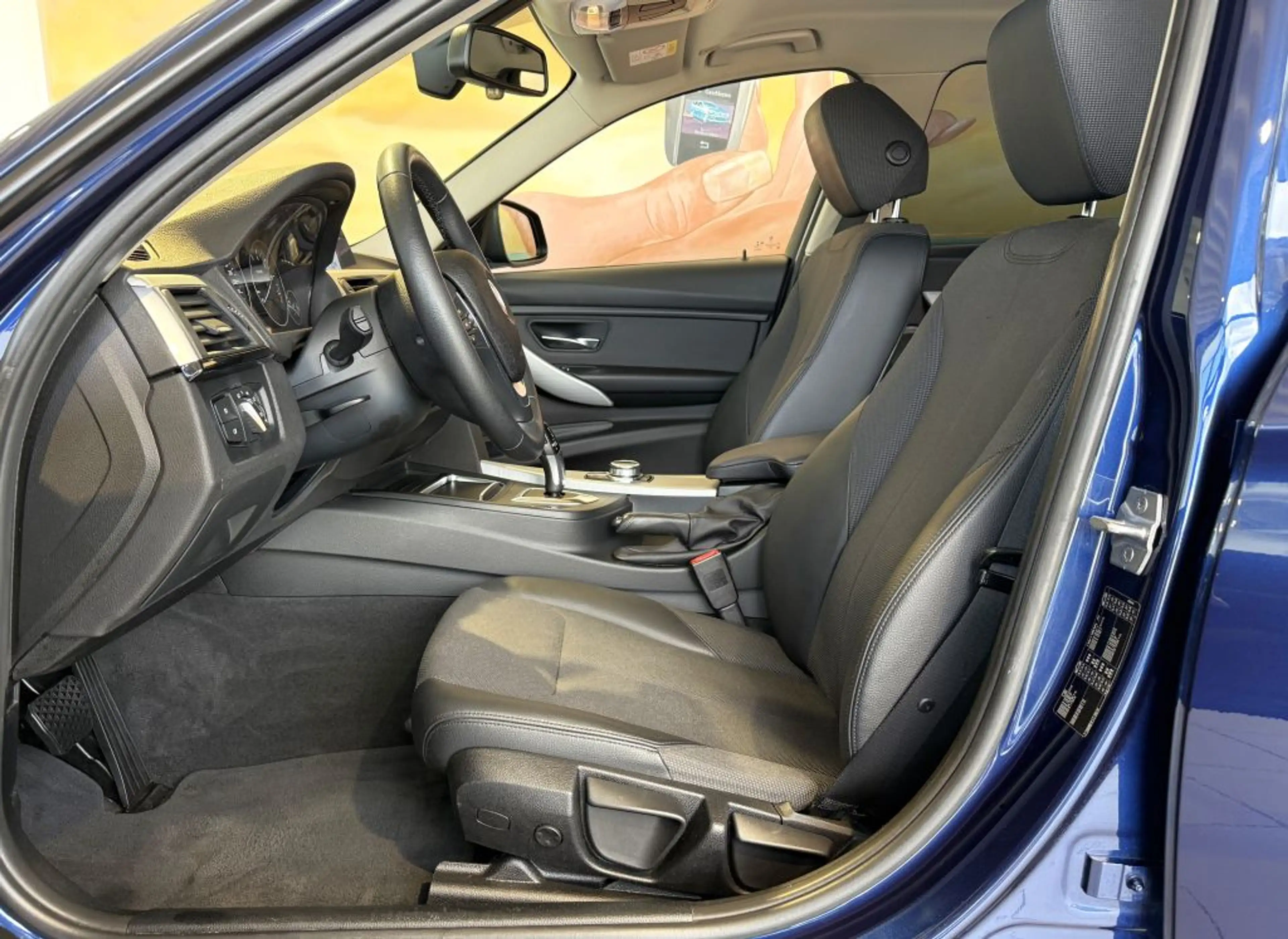 BMW 320 i Advantage Aut.8G LED+NAVI+HIFI+AL+SITZH+ — photo 3