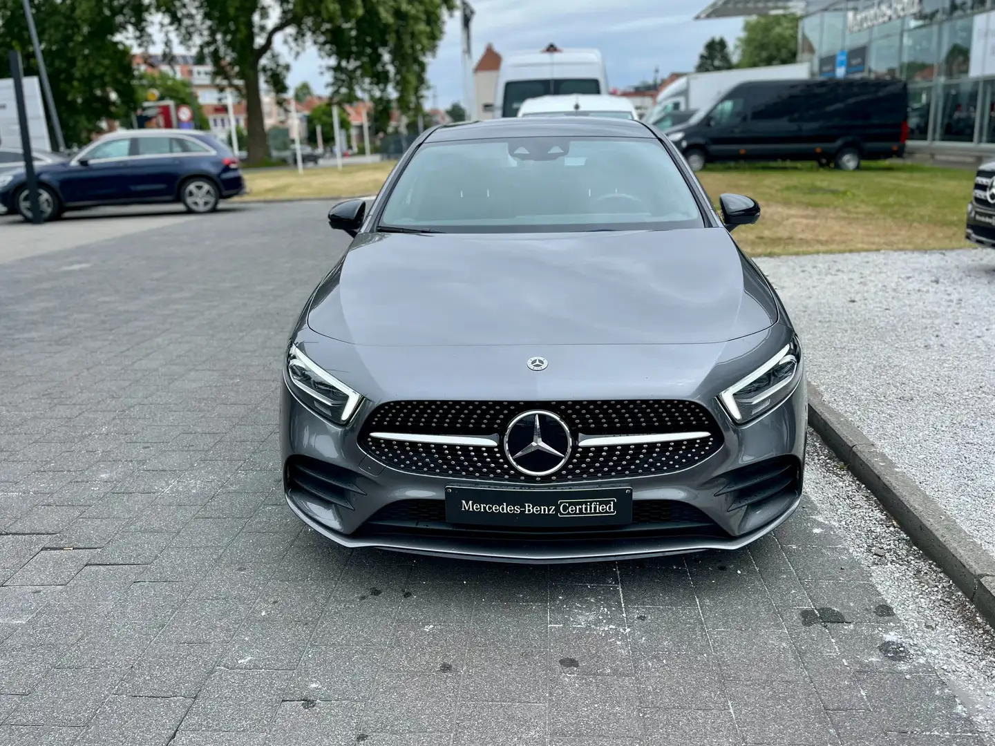 Mercedes-Benz A 180 A 180 AMG Line Grijs - 2