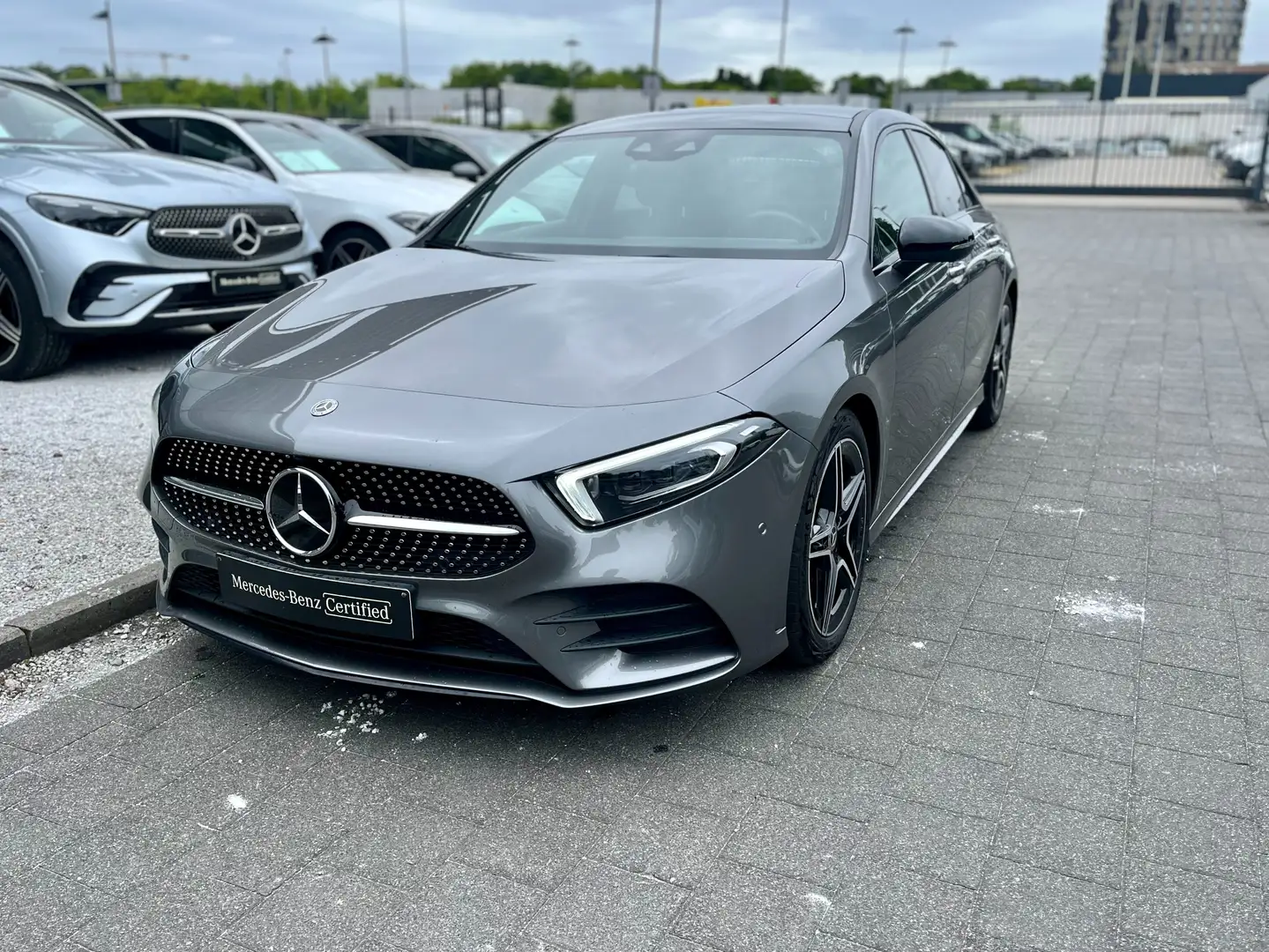 Mercedes-Benz A 180 A 180 AMG Line Grijs - 1