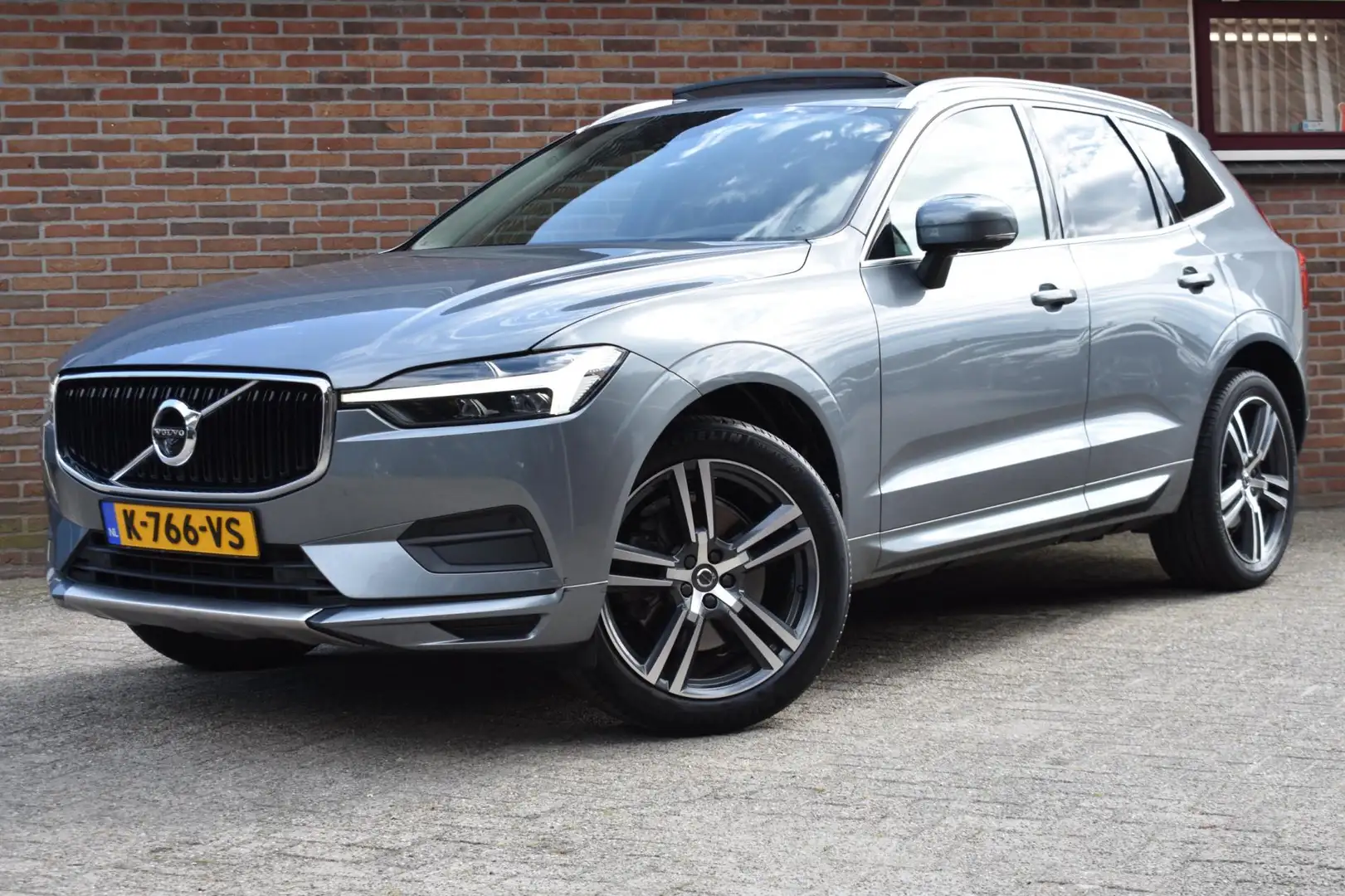 Volvo XC60 2.0 B5 Momentum Exclusive '21 LED Pano Clima Navi Grijs - 1
