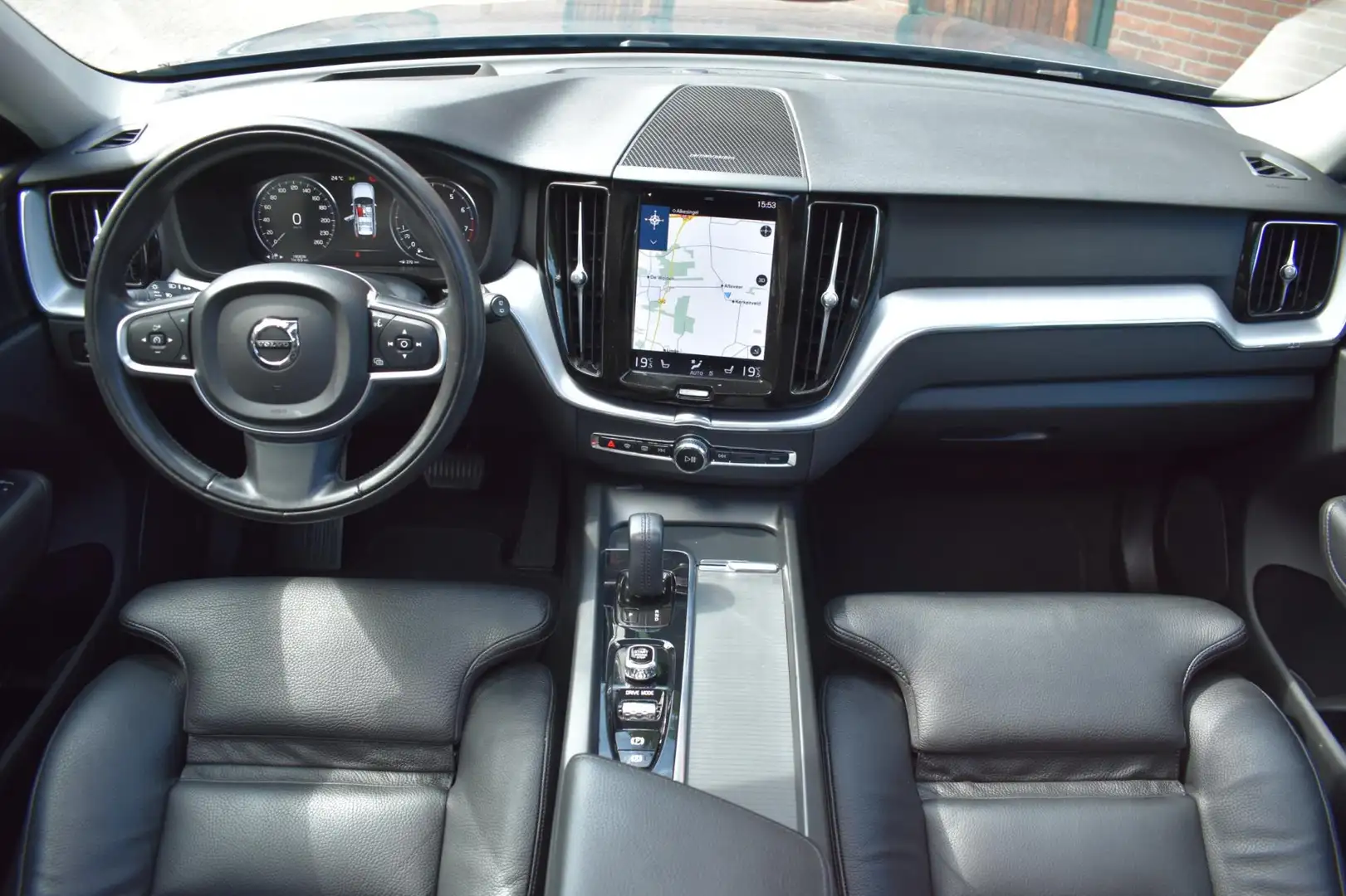 Volvo XC60 2.0 B5 Momentum Exclusive '21 LED Pano Clima Navi Grijs - 2