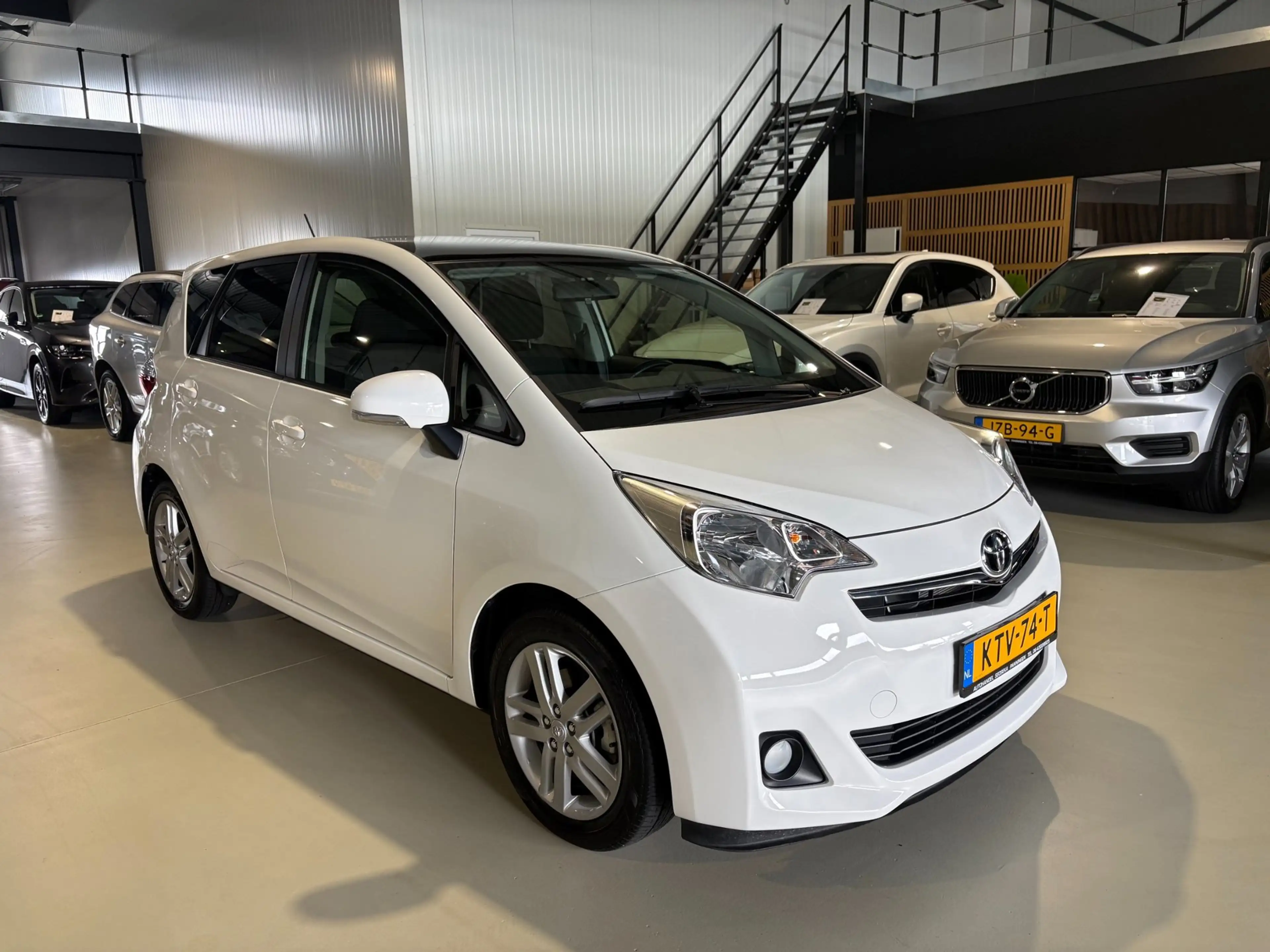 Toyota Verso-S 1.3 VVT-i Dynamic — photo 3