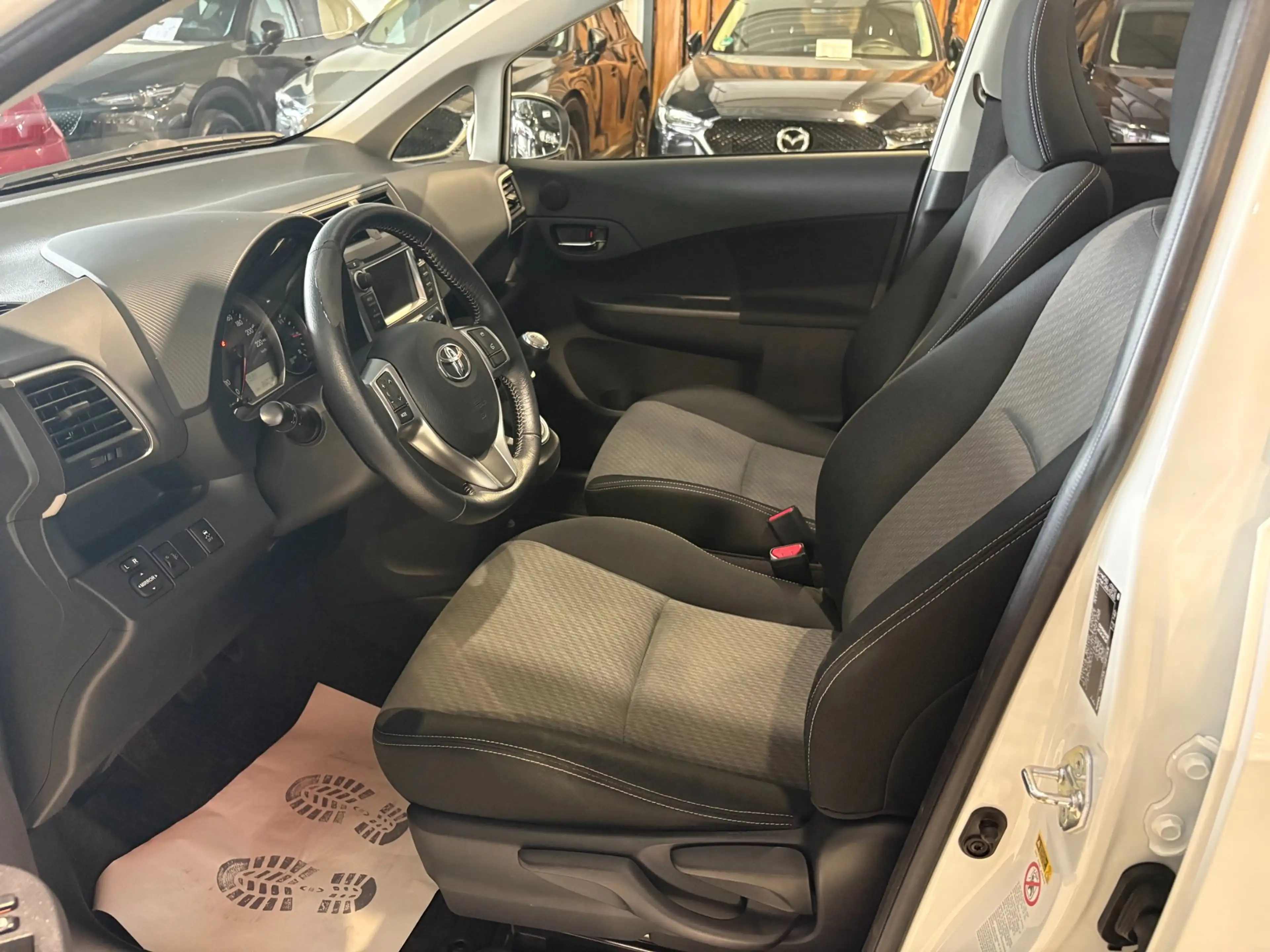 Toyota Verso-S 1.3 VVT-i Dynamic — photo 6