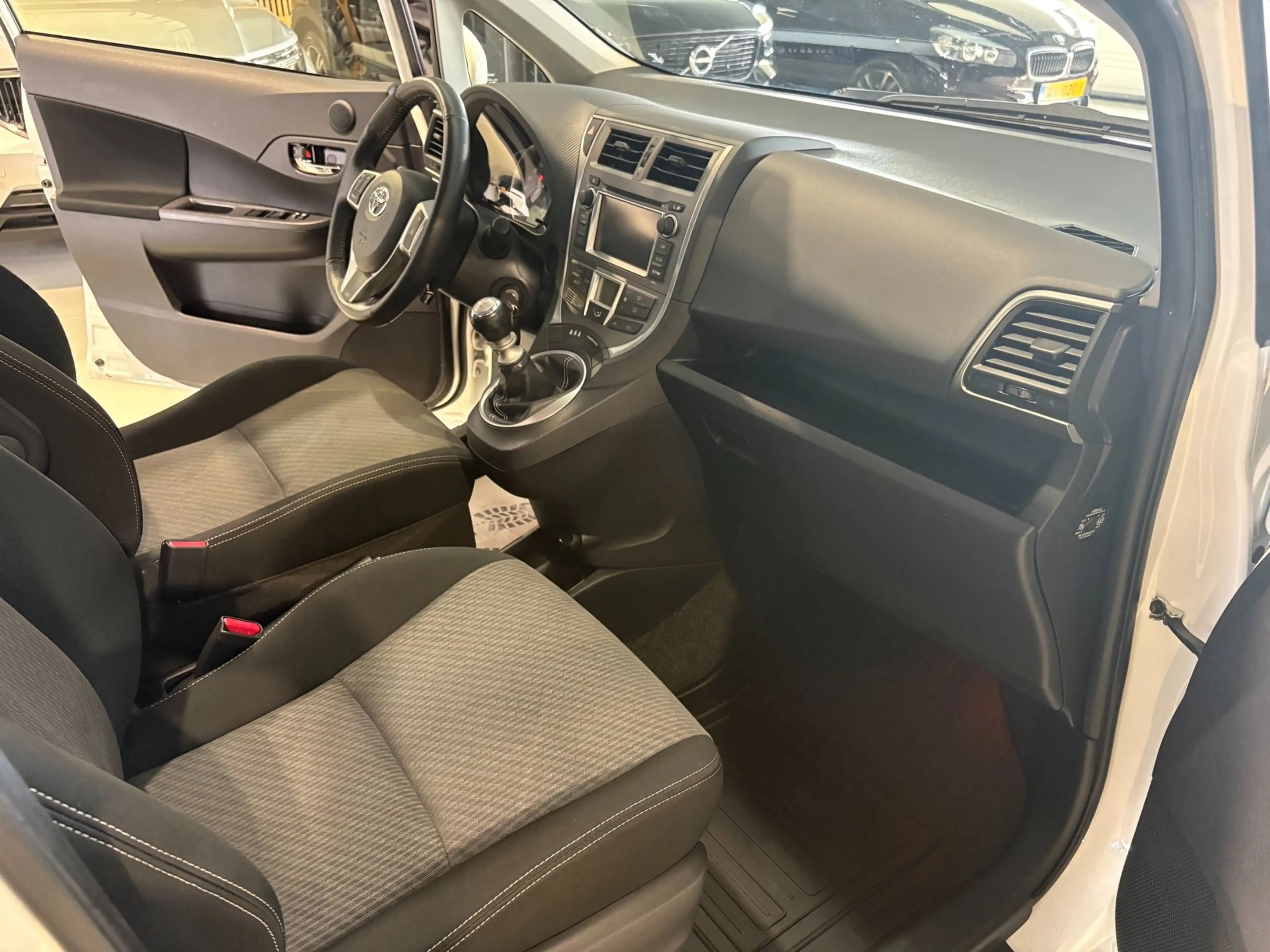 Toyota Verso-S 1.3 VVT-i Dynamic — photo 7