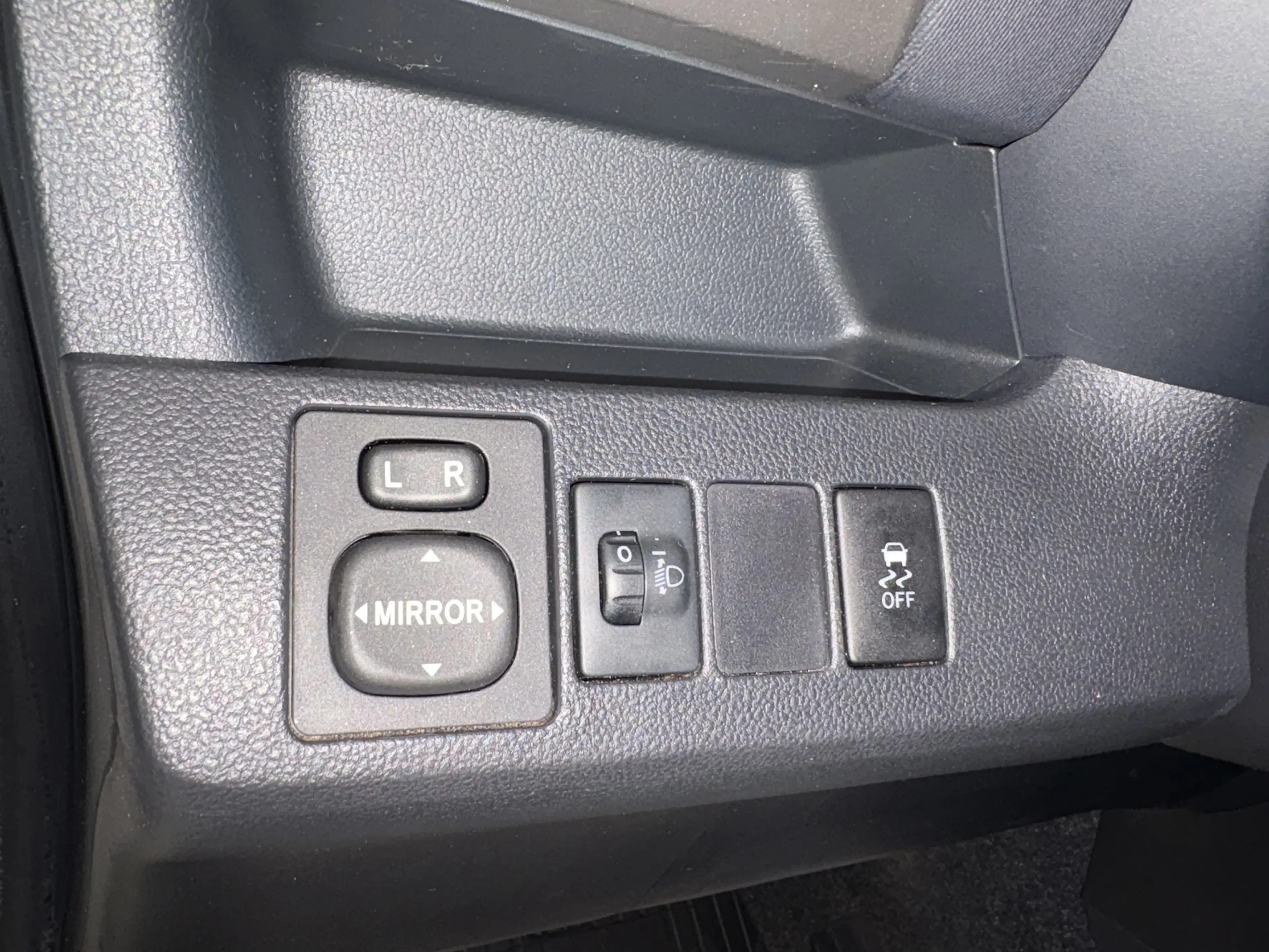 Toyota Verso-S 1.3 VVT-i Dynamic — photo 12