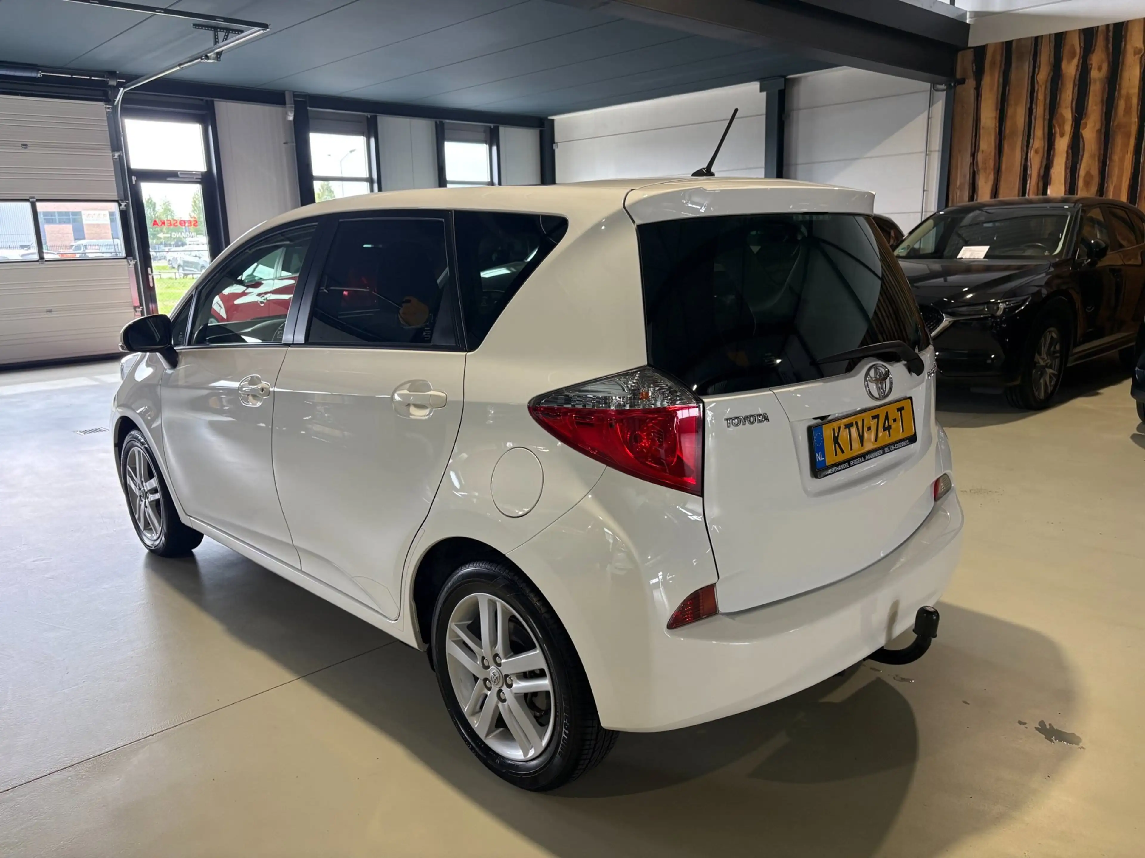 Toyota Verso-S 1.3 VVT-i Dynamic — photo 2