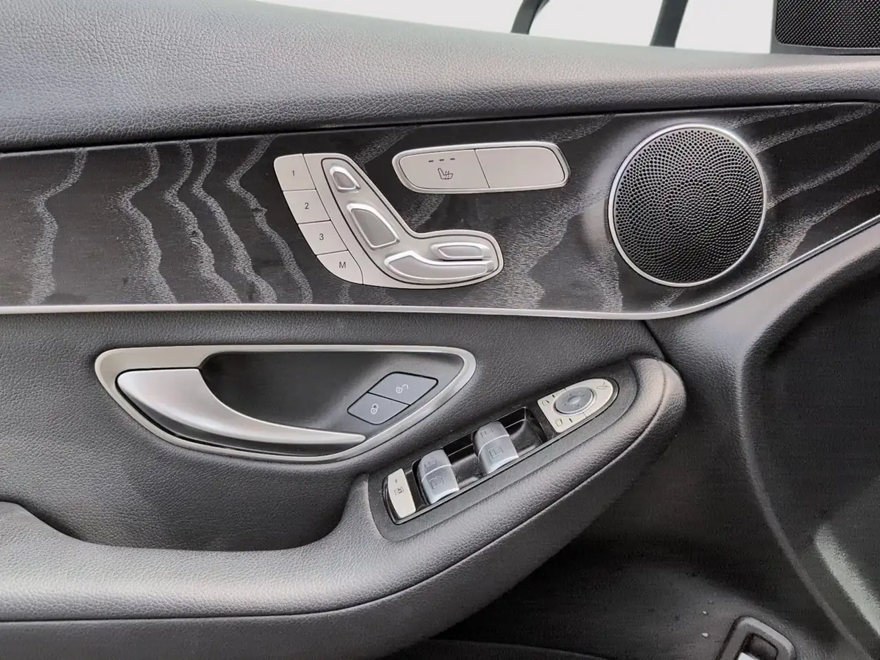 Mercedes-Benz GLC снимка Mercedes-Benz GLC