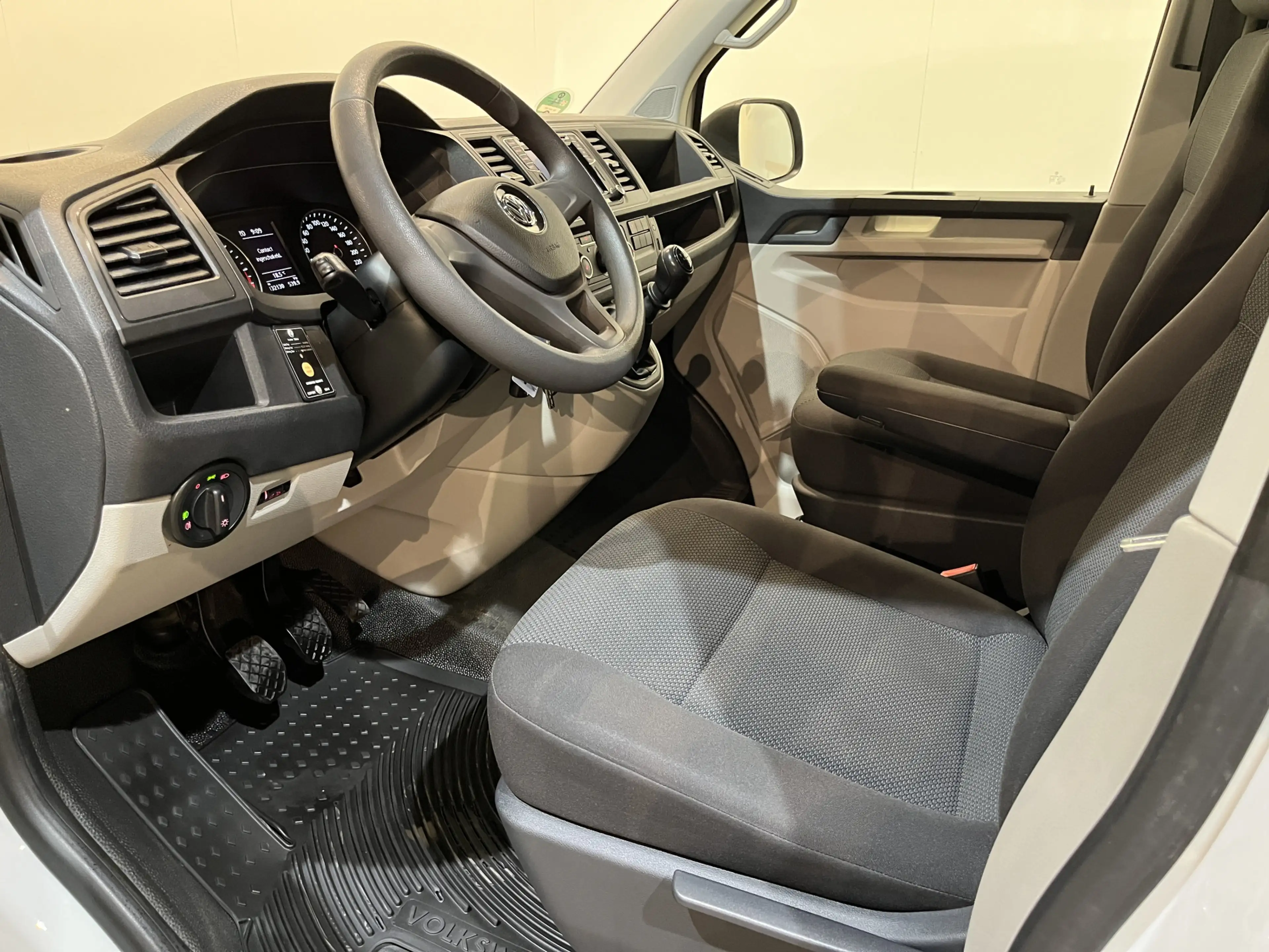 Volkswagen T6.1 Transporter 2.0 TDI L2H1 30 4Motion 150 PK / Servicebus / Sort — photo 6