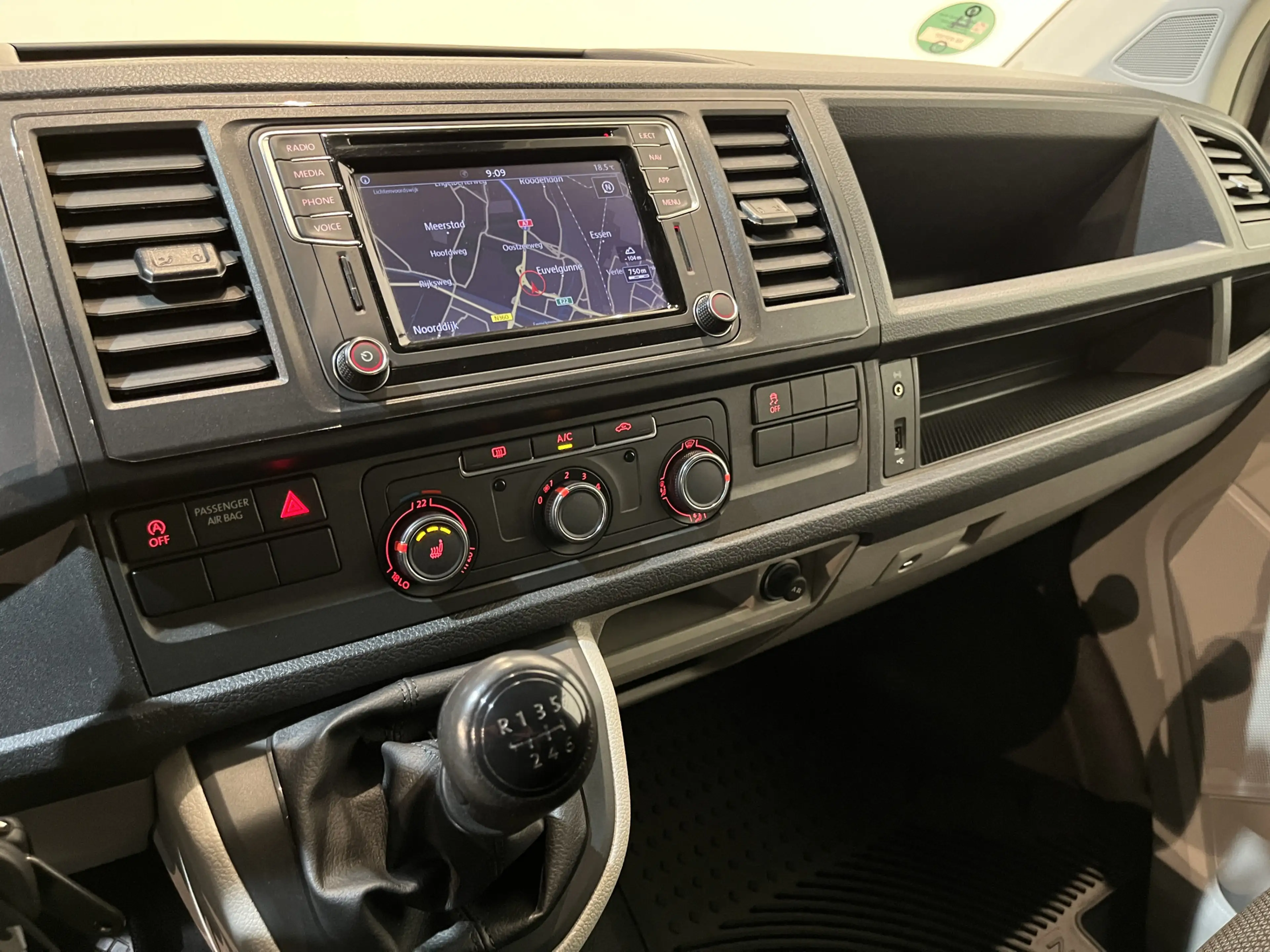 Volkswagen T6.1 Transporter 2.0 TDI L2H1 30 4Motion 150 PK / Servicebus / Sort — photo 7
