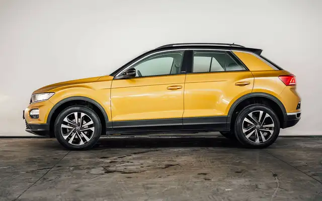 Volkswagen T-Roc view 2