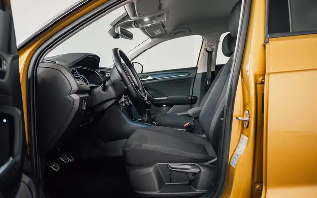 Volkswagen T-Roc view 11