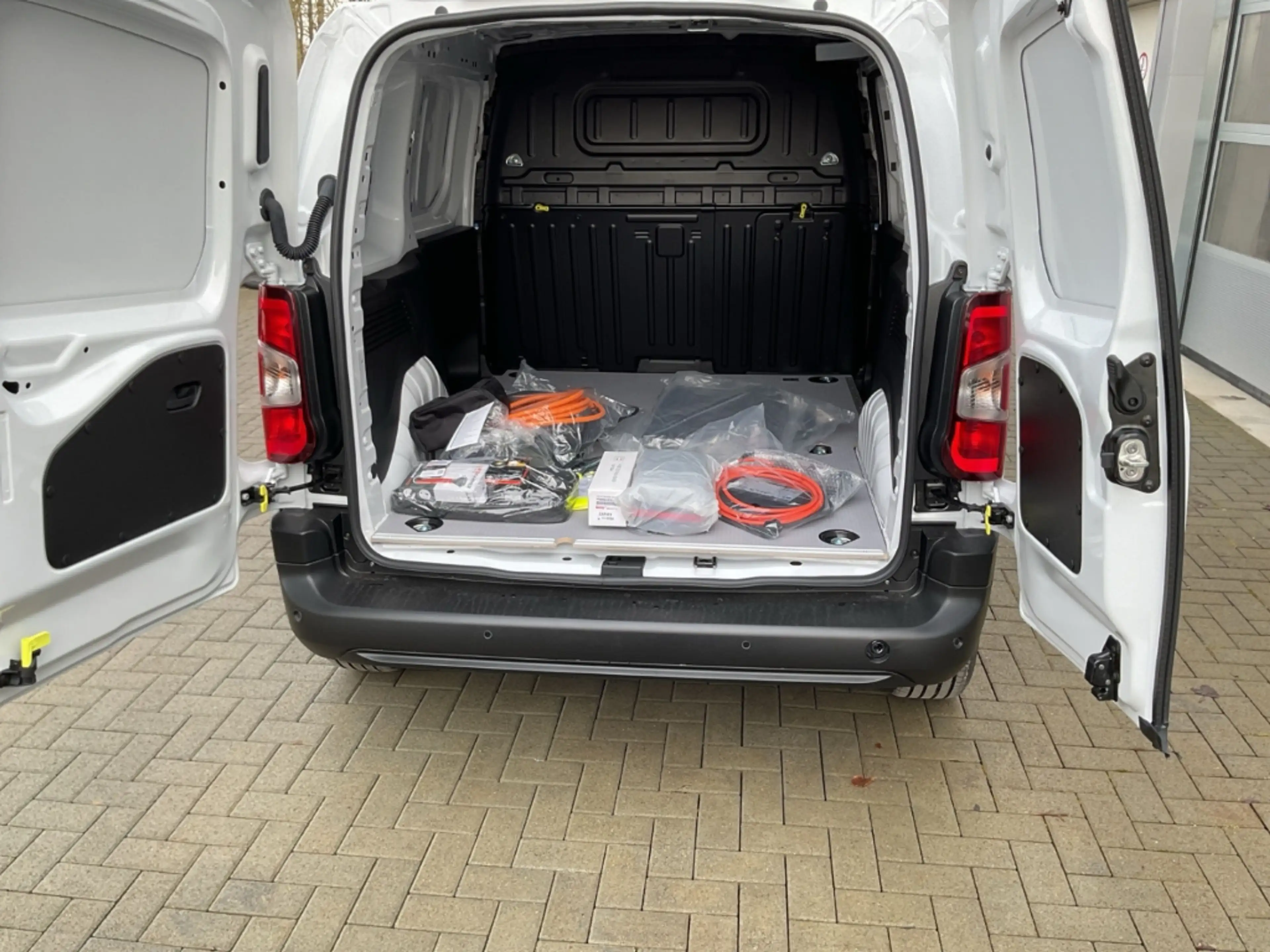 Toyota Proace City L1 Electric Meister LED Apple CarPlay Android Auto — photo 7