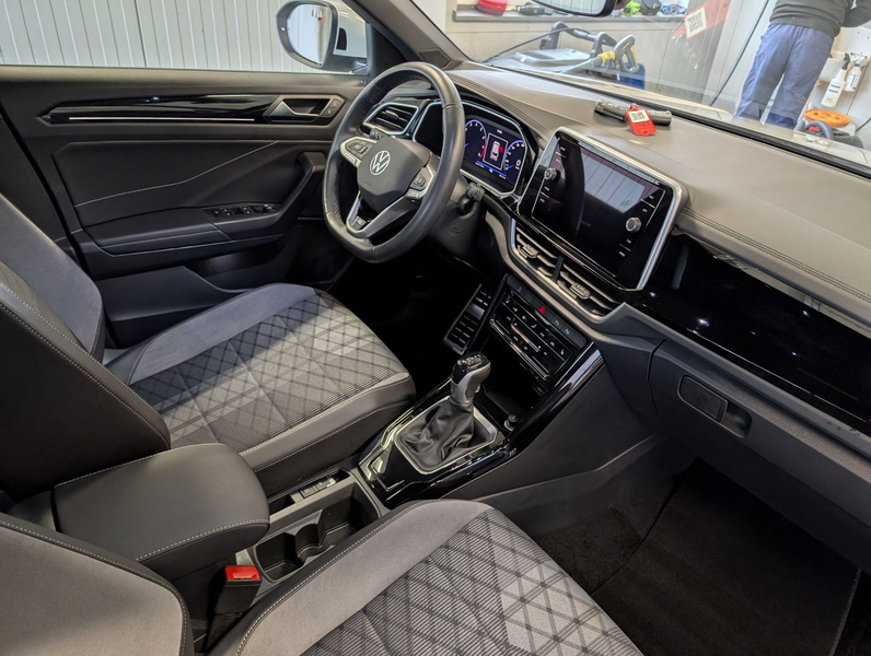 Volkswagen T-Roc 1.5 TSI DSG R-Line LED ACC RFK SHZ IQ DRIVE APP — photo 17