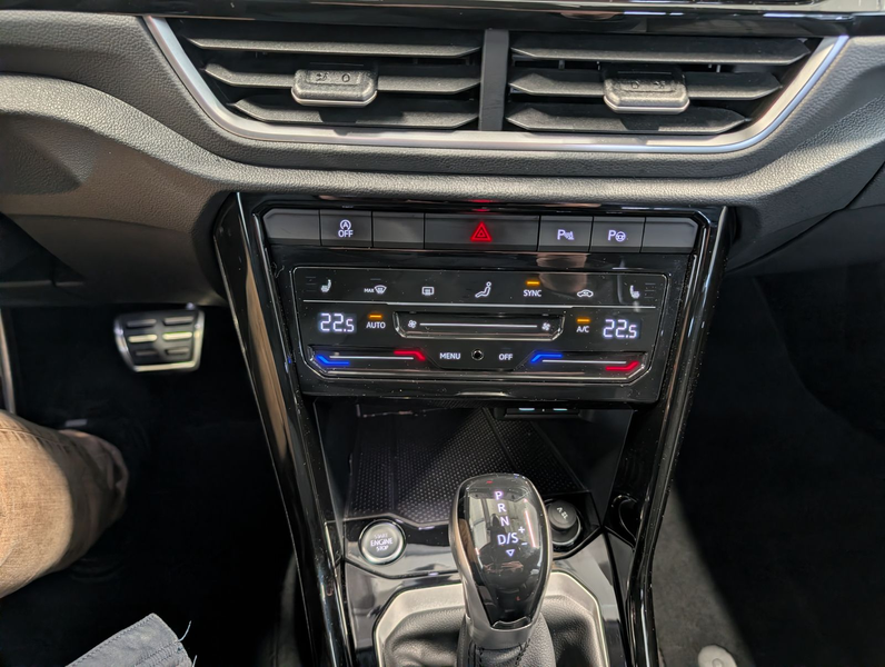 Volkswagen T-Roc 1.5 TSI DSG R-Line LED ACC RFK SHZ IQ DRIVE APP — photo 21