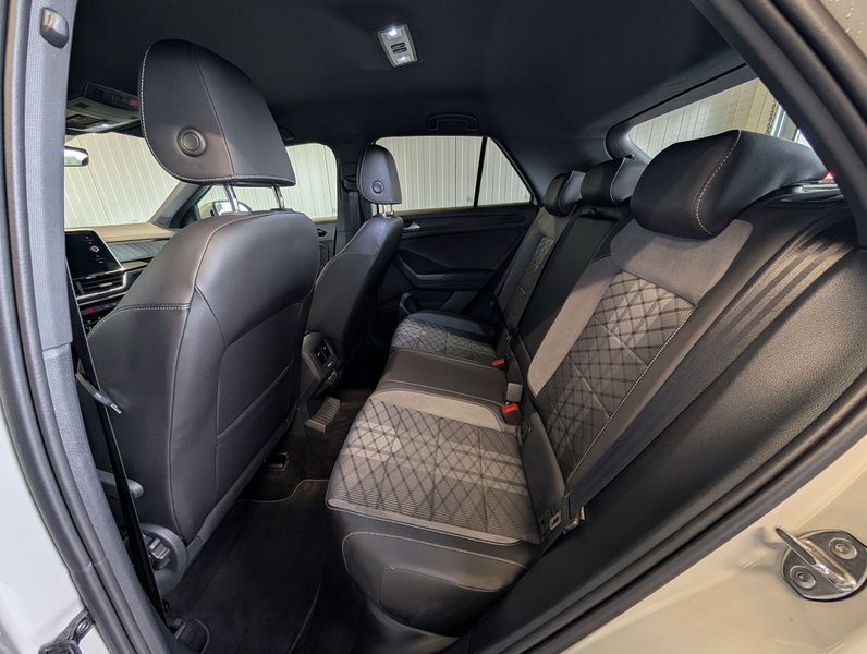 Volkswagen T-Roc 1.5 TSI DSG R-Line LED ACC RFK SHZ IQ DRIVE APP — photo 11