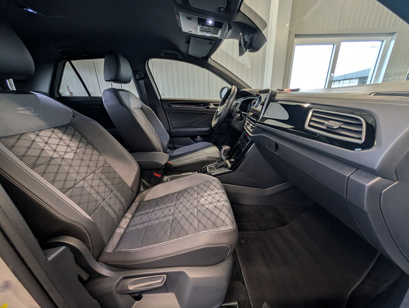 Volkswagen T-Roc 1.5 TSI DSG R-Line LED ACC RFK SHZ IQ DRIVE APP — photo 18