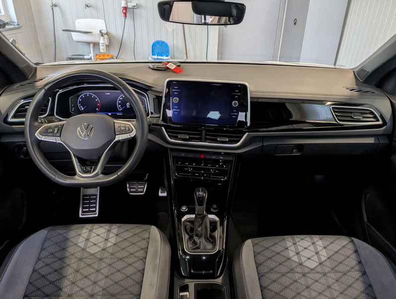 Volkswagen T-Roc 1.5 TSI DSG R-Line LED ACC RFK SHZ IQ DRIVE APP — photo 13