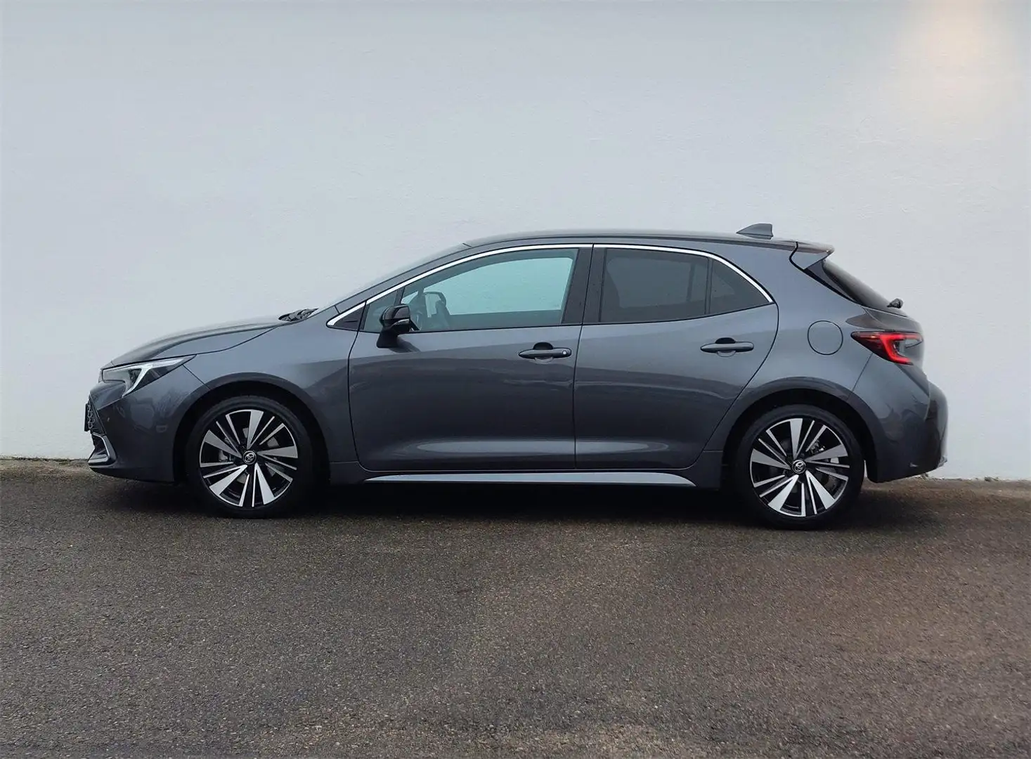 Toyota Corolla 1,8 Hybrid Active Drive HB inkl. Safety Grau - 2