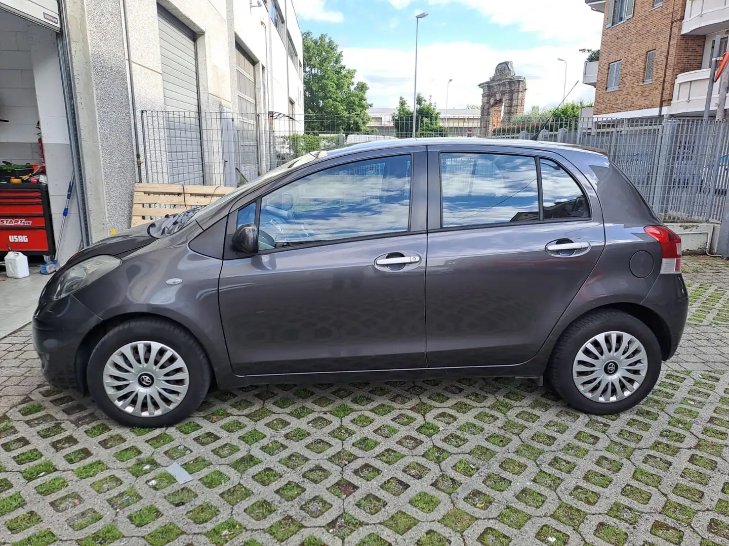 Toyota Yaris Yaris 5p 1.3 dual Sol my10 Gris - 2