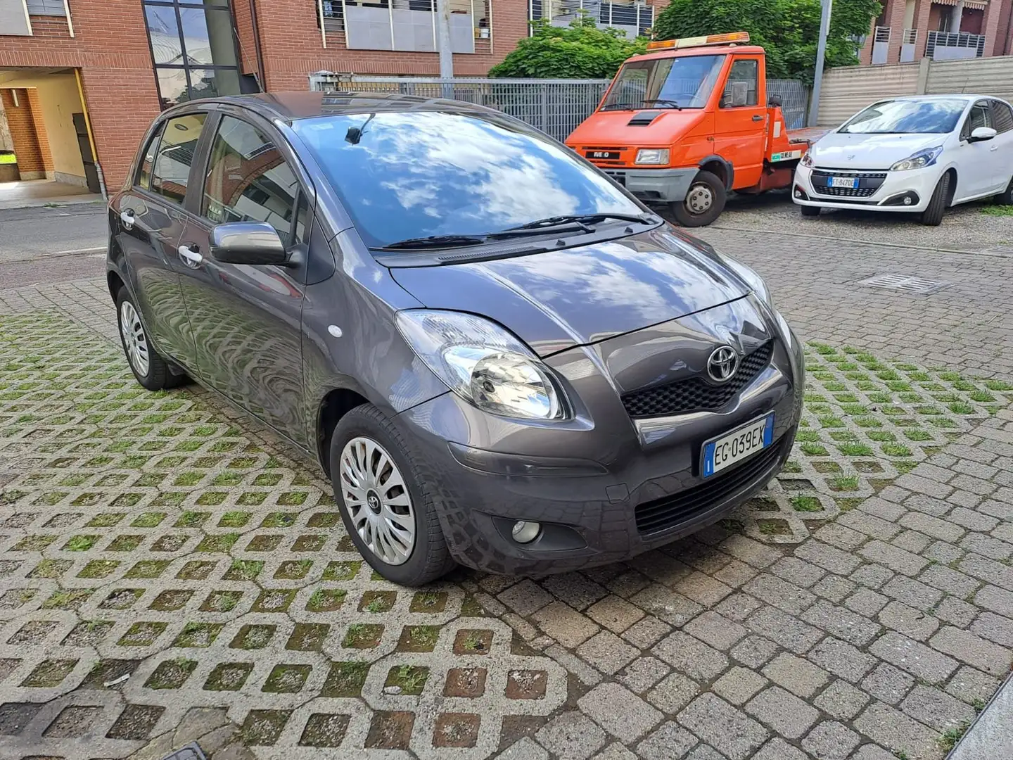 Toyota Yaris Yaris 5p 1.3 dual Sol my10 Gris - 1