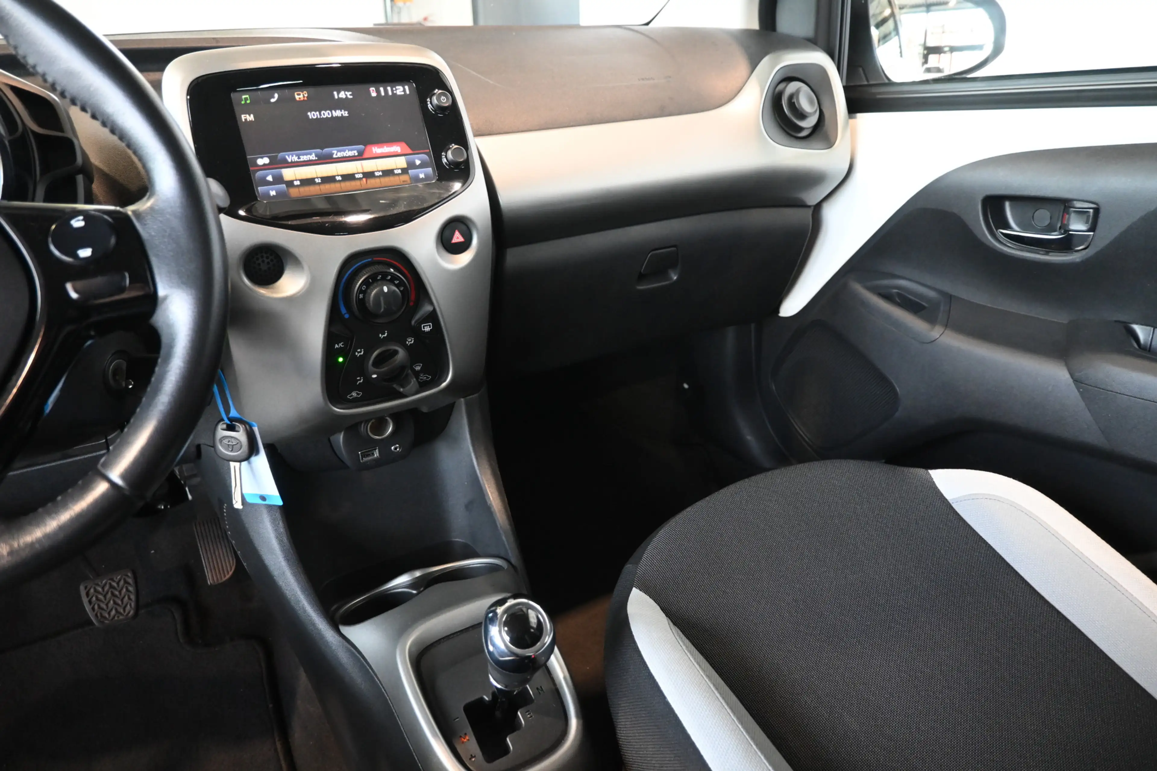 Toyota Aygo 1.0 VVT-i X-Sport Automaat Airco Camera Lichtmetaa — photo 8