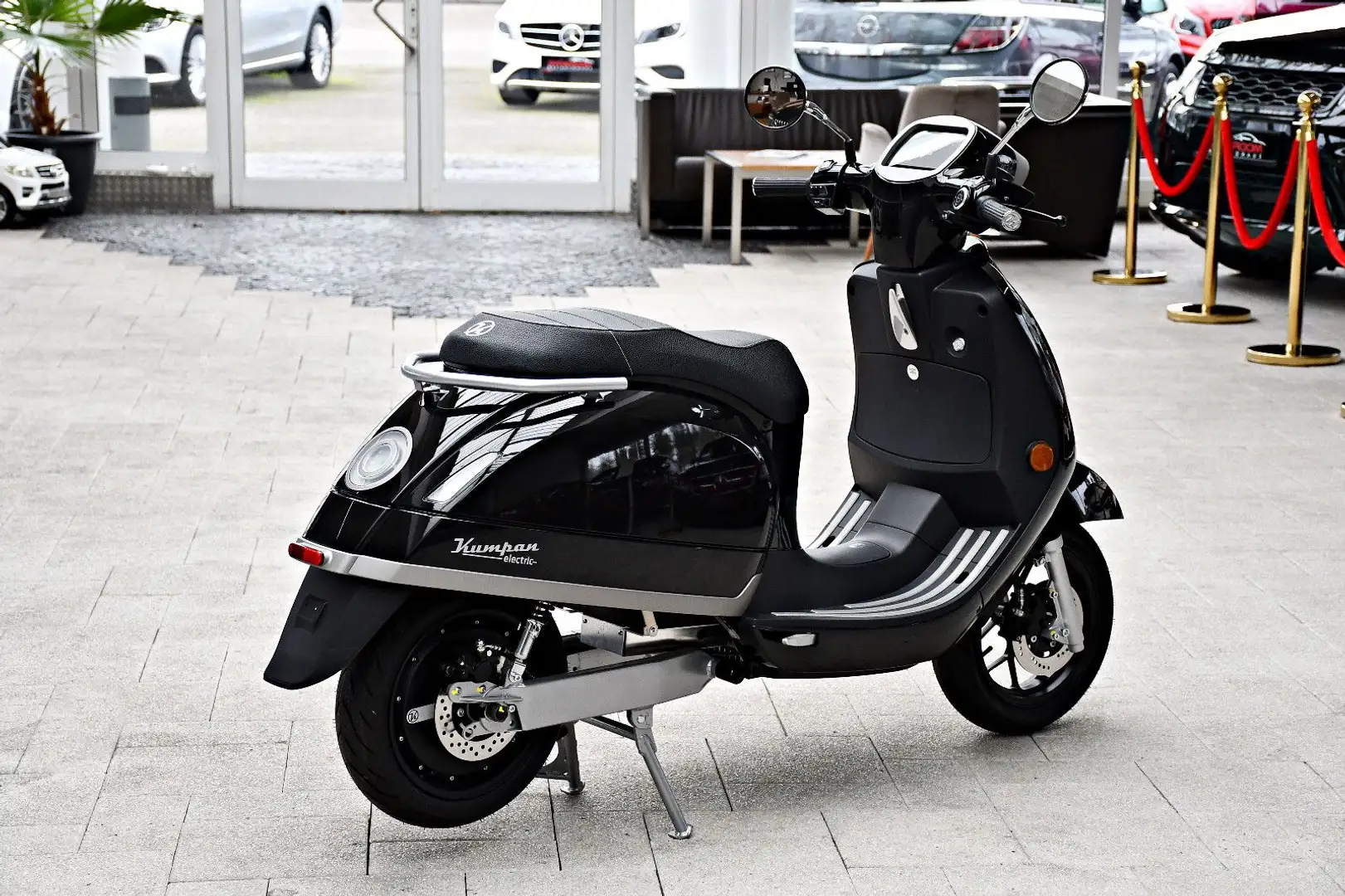 Kumpan Electric 54iconic L1e-B 45 km/h 3,8 kW Elektro-Roller Szürke - 2