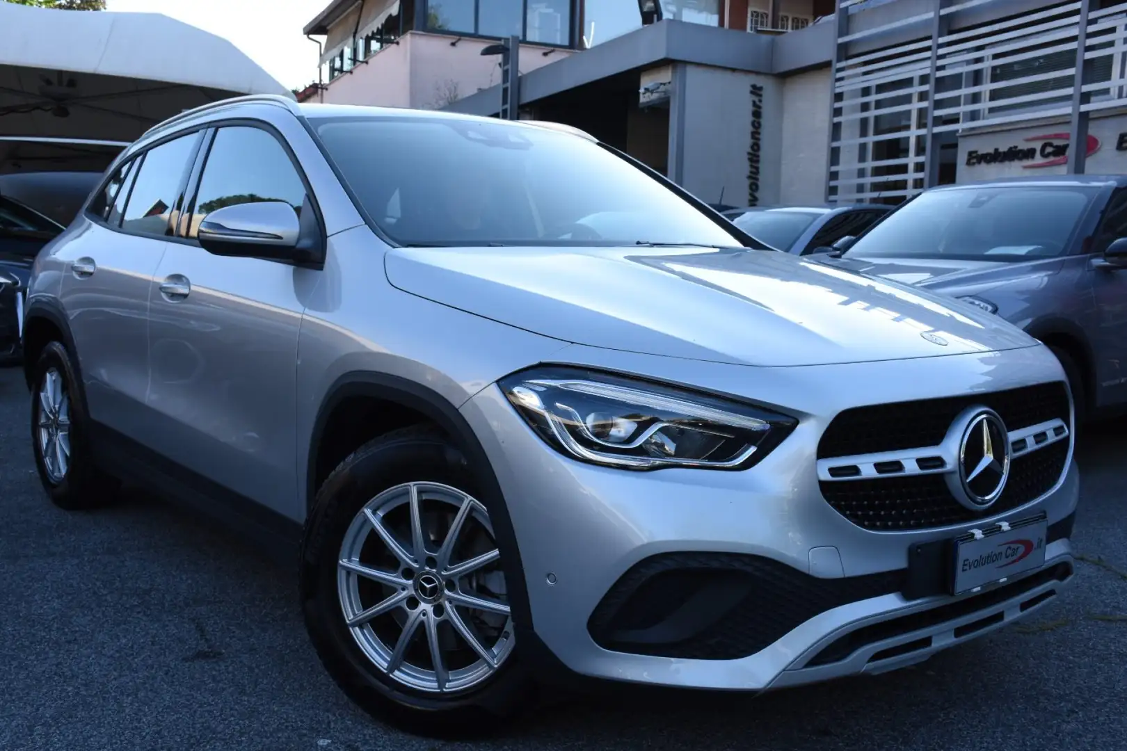 Mercedes-Benz GLA 200 d Automatic Business Extra Plateado - 2