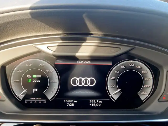 Audi A8 view 11
