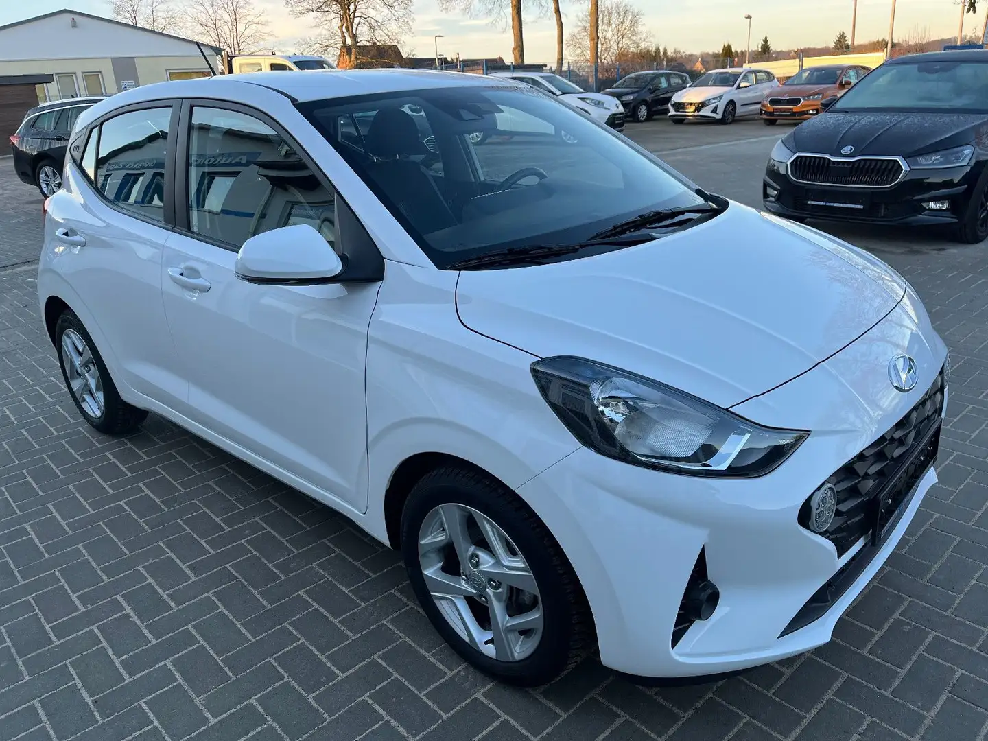 Hyundai i10 1,0*Trend*Navi/Klima/1.Hd/SH/PDC/Temp./Alu Weiß - 2