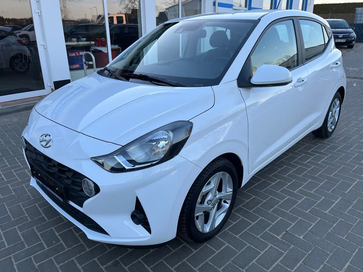 Hyundai i10 1,0*Trend*Navi/Klima/1.Hd/SH/PDC/Temp./Alu Weiß - 1